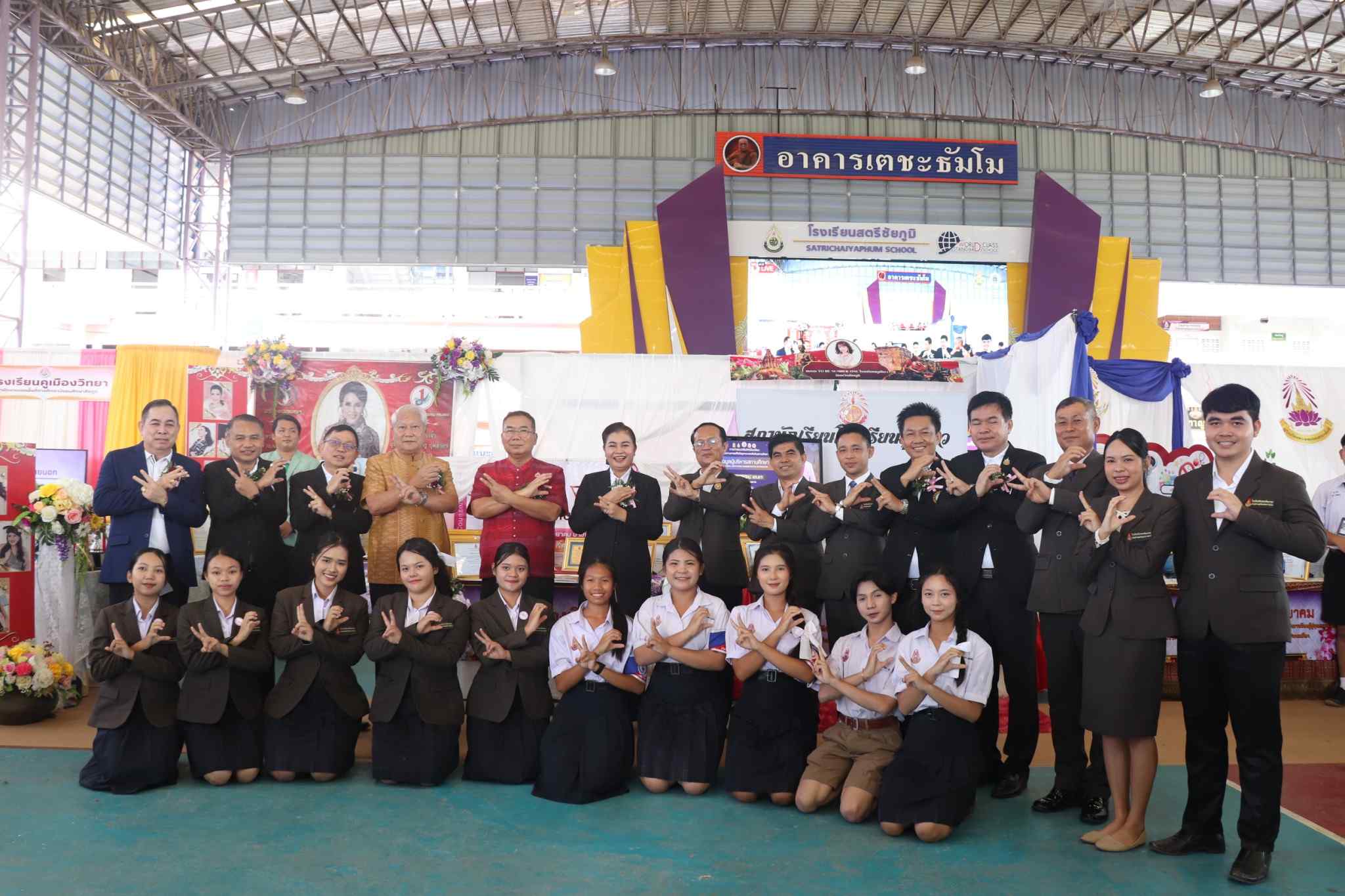 นายภัทราวุธ สิมช้า ผู้อำนวยการโรงเรียนเจียงทองพิทยาคม พร้อมด้วยผู้บริหารและคณะครู เข้าร่วมโครงการอบรมพัฒนาข้าราชการครูและบุคลากรทางการศึกษาในสังกัดสำนักงานเขตพื้นที่การศึกษามัธยมศึกษาชัยภูมิ หลักสูตร "ป้องกันปัญหายาเสพติดในวัยเรียน" ประจำปีงบประมาณ 2568